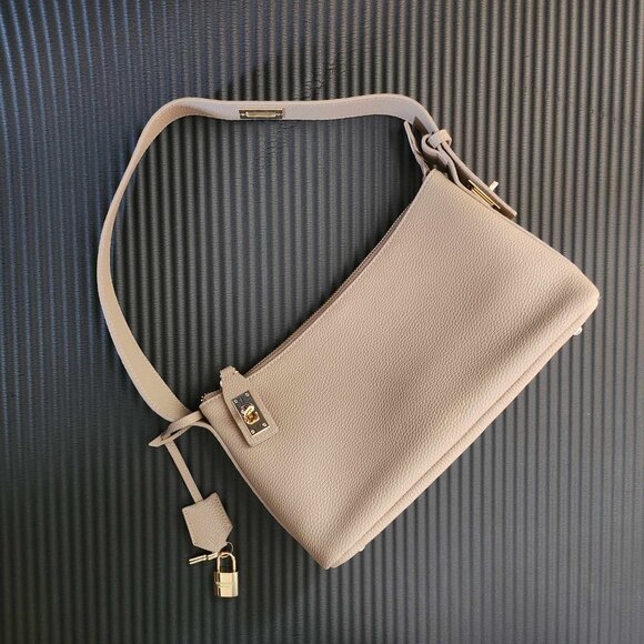 😍VERAFIED - 😍NWOT 😍Gold Beige Hobo Bag - Picture 4 of 15